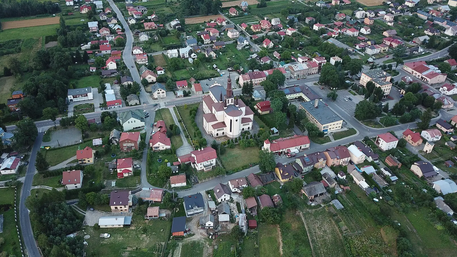 Dubiecko z lotu ptaka, w centrum kościół parafialny